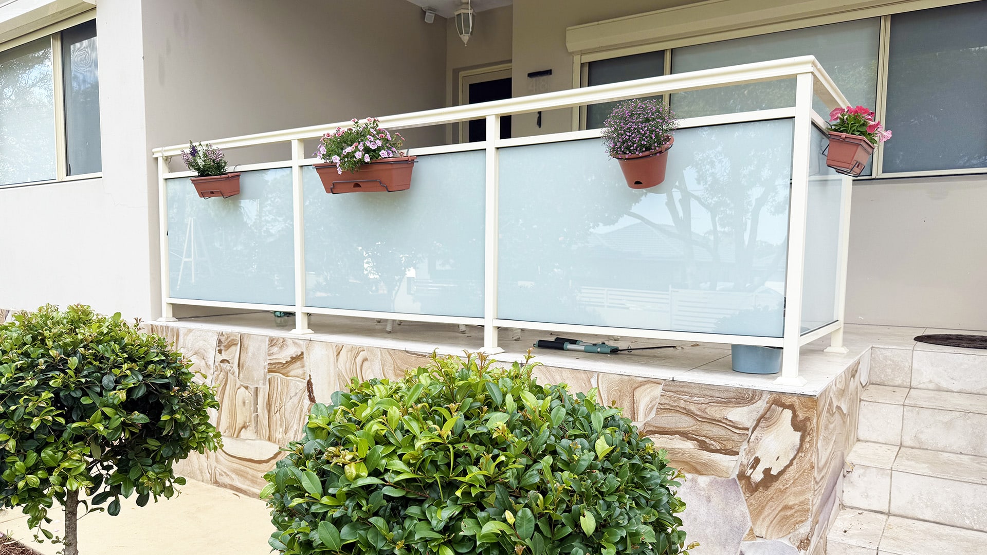 Garden Up Rail Planter Group Lifestyle